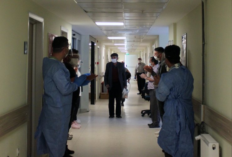 Konya'da koronavirüsü yenen 68 yaşındaki çift alkışlarla taburcu edildi