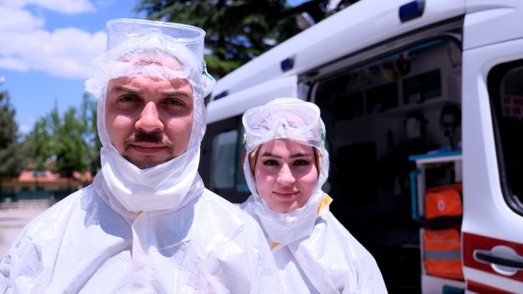 Konya'da sağlık görevlisi çift koronavirüsü yenip görevine döndü