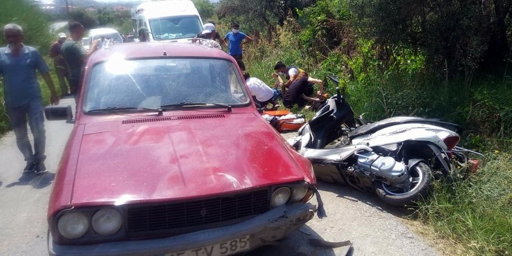 Manisa'da otomobil, 2 motosiklete çarptı: 3 yaralı