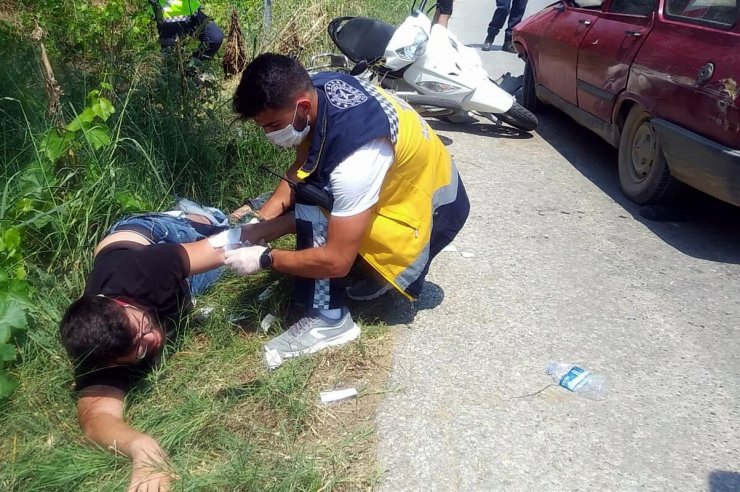 Manisa'da otomobil, 2 motosiklete çarptı: 3 yaralı