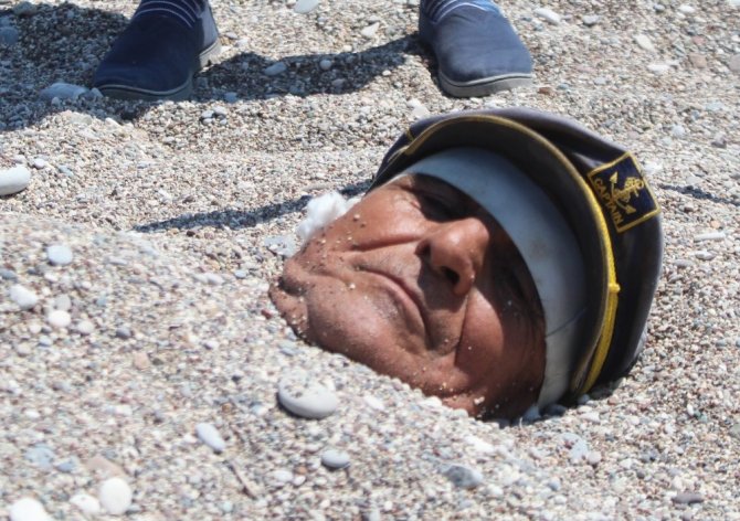 Yaşlı adam 40 dereceyi bulan sıcaklıkta sahilde kendini kuma gömüp şifa aradı
