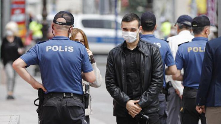 Ankara'da, maske takmayan 1045 kişiye para cezası