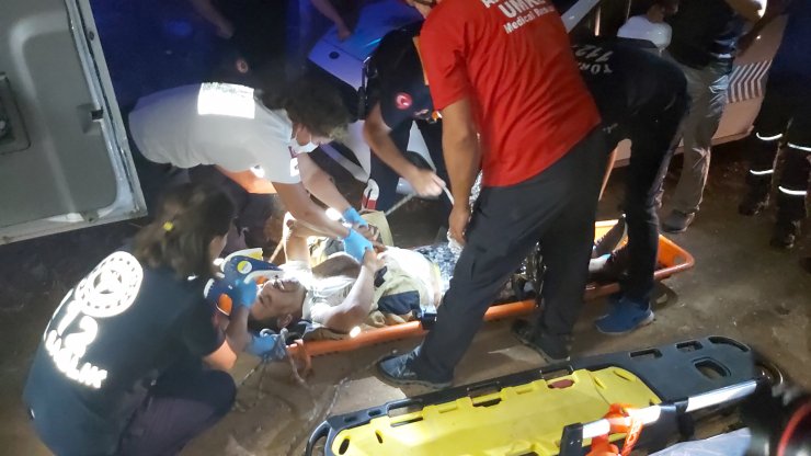 Antalya'da mağarada mahsur kalan 3 kişiden 2'si kurtarıldı