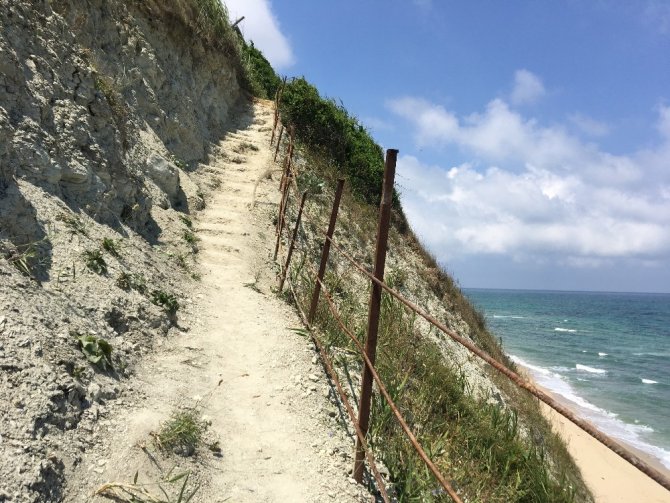 Karaburun Plajında tehlike saçan merdiven