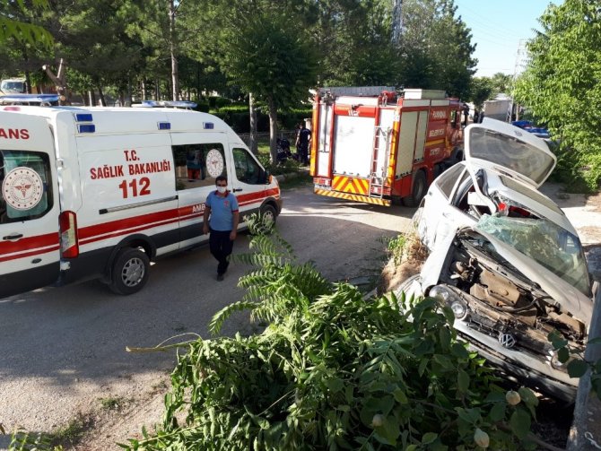 Karaman’da kontrolden çıkan otomobil ağacı devirdi: 2 yaralı