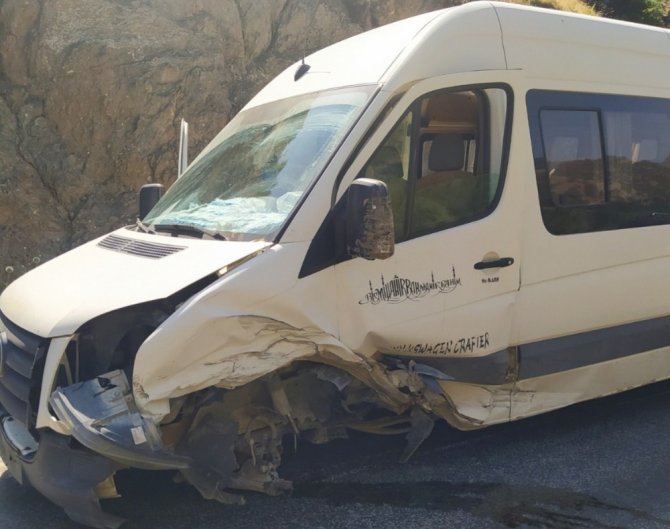 Otomobille minibüs çarpıştı: 5 yaralı