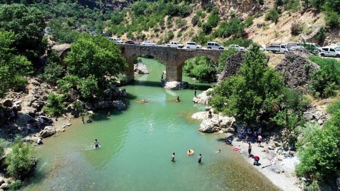 Kavurucu sıcaktan bunalanlar tarihi 'Taşköprü'de serinliyor