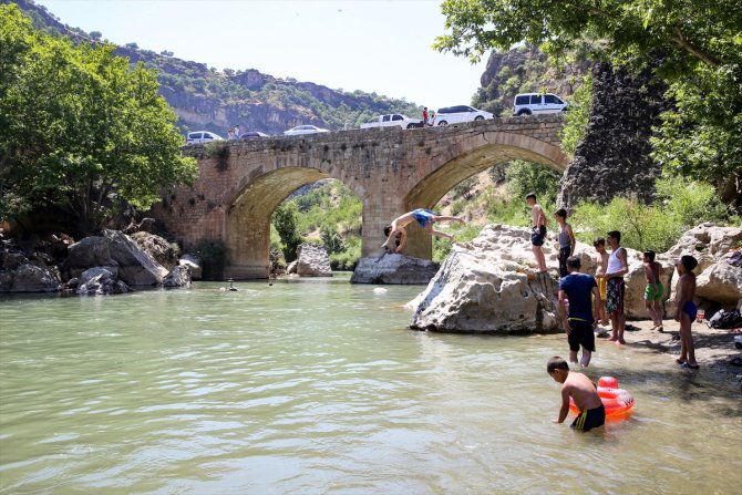 Kavurucu sıcaktan bunalanlar tarihi 'Taşköprü'de serinliyor