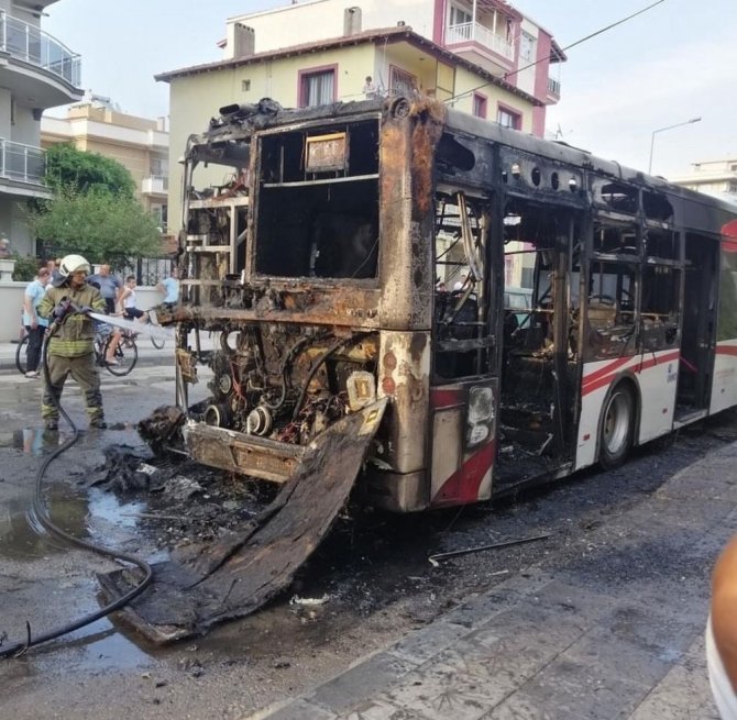 İzmir’de faciadan dönüldü, belediye otobüsü alev alev yandı