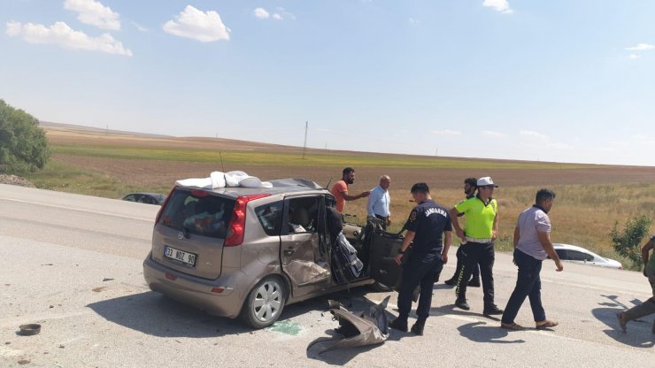 Konya'da otomobil ile biçerdöver çarpıştı: 3 yaralı
