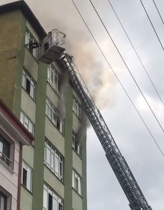 Yangın çıkan binada mahsur kalan anne ve 2 çocuğunu itfaiyeciler kurtardı