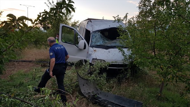 Erzincan'da bahçeye düşen kamyonetteki 2 kişi yaralandı