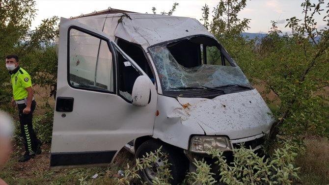 Erzincan'da bahçeye düşen kamyonetteki 2 kişi yaralandı
