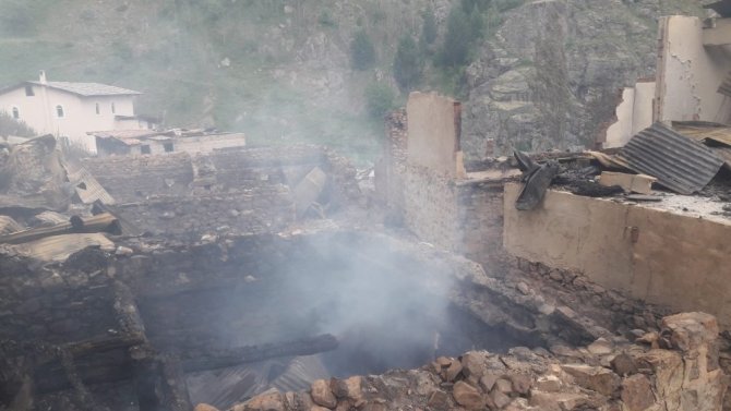 Dokumacılar köyünde çıkan yangının ardından yaralar sarılmaya çalışılıyor