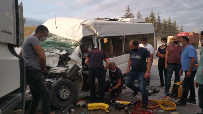 Kocaeli'de işçi servisi ile hafriyat kamyonu çarpıştı: 5 yaralı