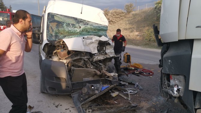 Kocaeli'de işçi servisi ile hafriyat kamyonu çarpıştı: 5 yaralı
