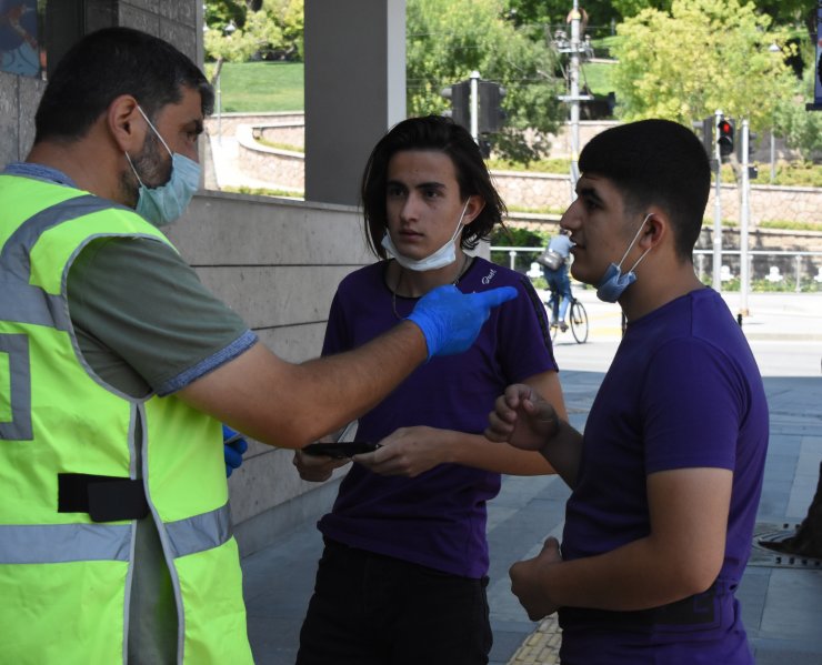 Konya'da maskesiz polise yakalanan adam ceza kesilince kendisini tokatladı