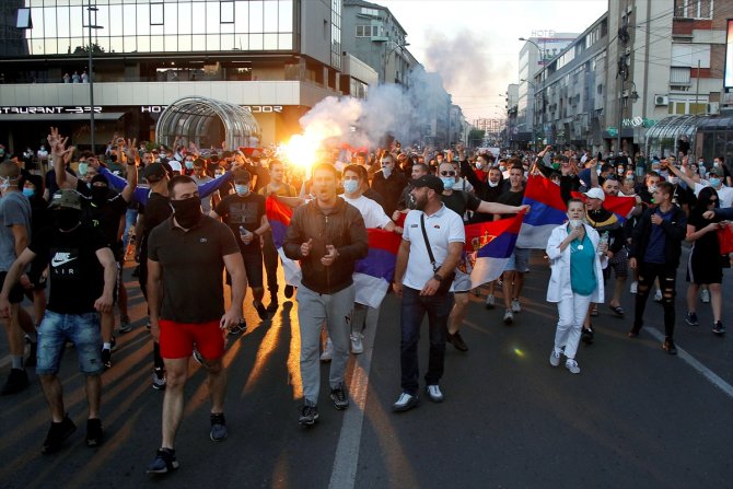 Sırbistan'da Kovid-19 tedbirlerine karşı gösteriler sürüyor