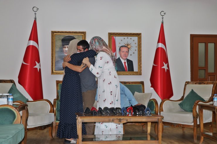 HDP önündeki eylemin 14'üncü kavuşmasında mutluluk gözyaşları aktı