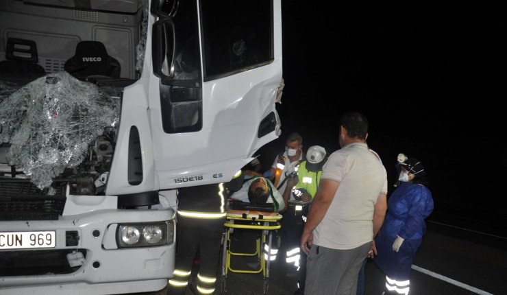 Kazada yaralanan kamyon sürücüsü sıkıştığı yerden güçlükle kurtarıldı