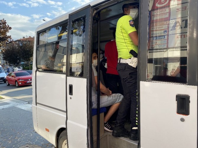 15 kişilik minibüsten 25 kişi çıktı! Yolcu 