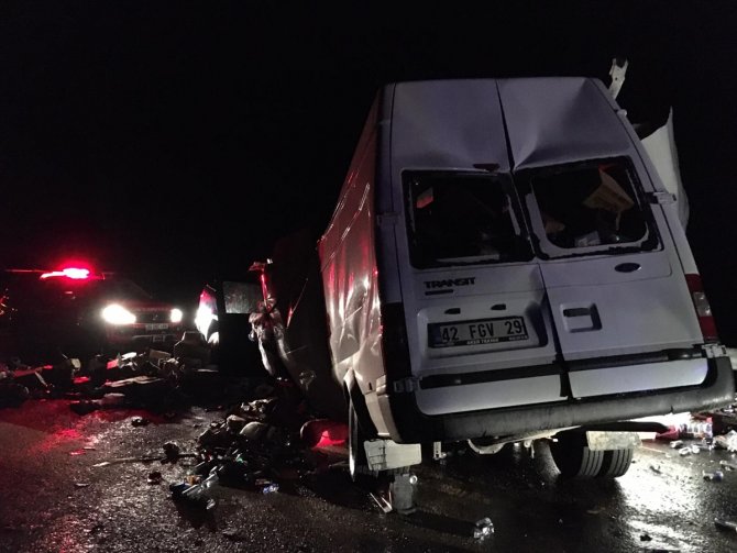 Ticari araçla kamyonet çarpıştı: 2 ölü, 4 yaralı