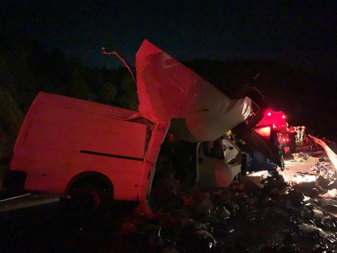 Ticari araçla kamyonet çarpıştı: 2 ölü, 4 yaralı
