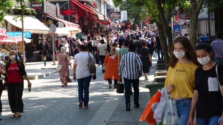 Bursa'da, bazı kişilerin maske ve sosyal mesafe kuralına uyulmadığı görüldü