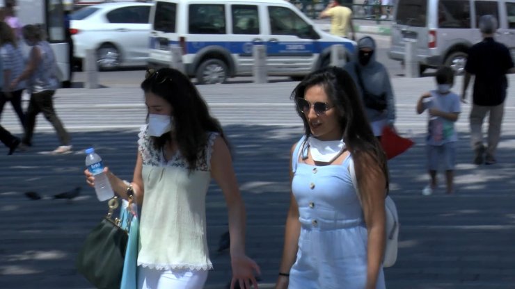 Bursa'da, bazı kişilerin maske ve sosyal mesafe kuralına uyulmadığı görüldü