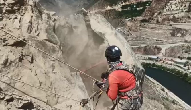 Düşme riski olan dev kayalar dağcılar tarafından böyle temizleniyor
