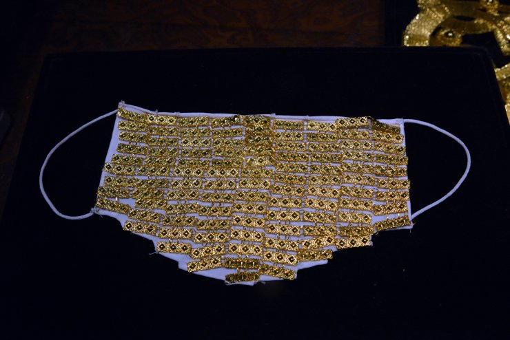Gelinler için 14 bin lira değerinde altın işlemeli maske yaptılar