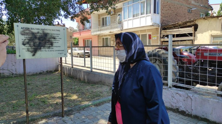 İznik'te tarihi türbeye spreyli saldırı