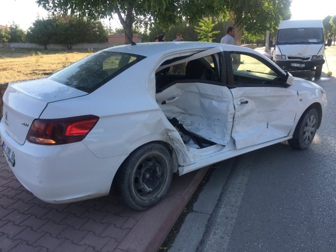 Konya'da minibüsle otomobil çarpıştı
