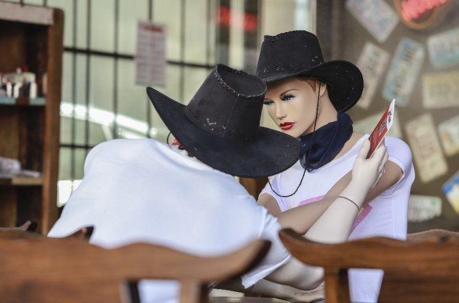 Korona virüse karşı kovboy kostümlü cansız mankenli önlem