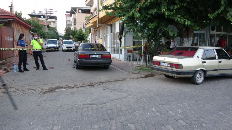 Sokakta otomobillerle karşılaşan 2 grup arasında silahlı kavga: 3 yaralı
