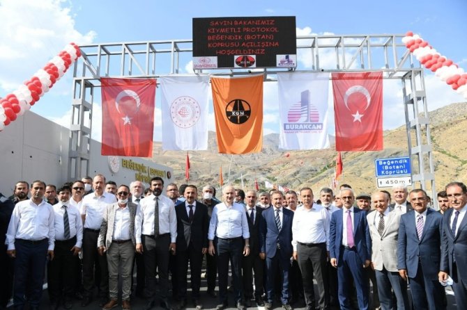 Türkiye’nin en yüksek köprüsü hizmete açıldı