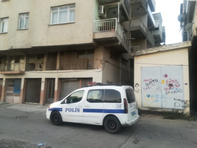 İzmir’de bıçaklandığı ileri sürülen kadın hastanede öldü