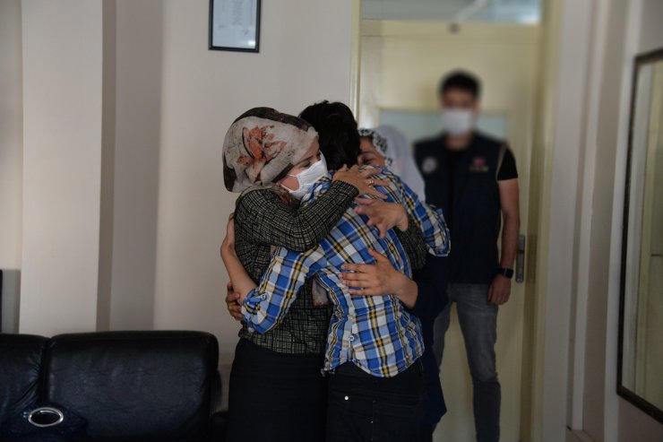 Teslim olan PKK'lı kadın, ailesiyle buluşturuldu