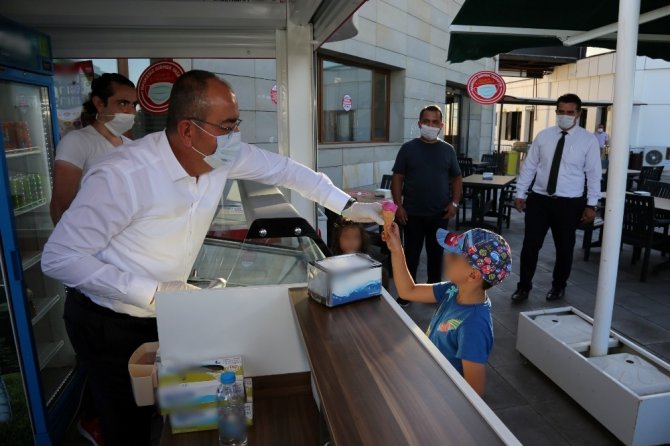 Başkan Kavuş’tan çocuklara dondurma