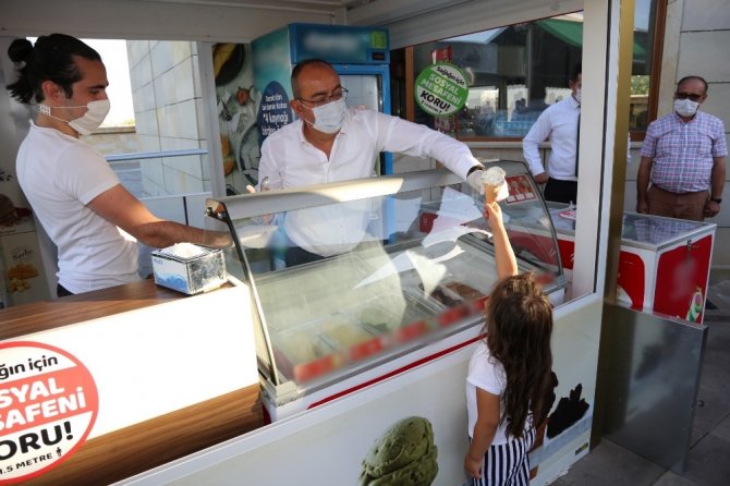 Başkan Kavuş’tan çocuklara dondurma