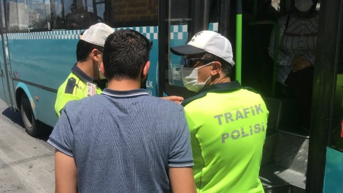 Polisin durdurduğu tıka basa dolu otobüsten 48 yolcu çıktı