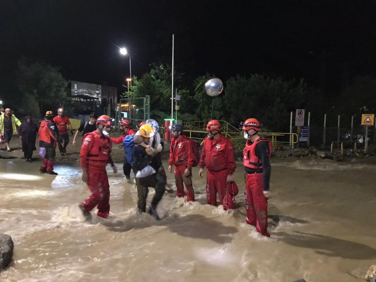 Rize'de Ağaran Şelalesi aşırı yağışla taştı, 36 kişi tahliye edildi