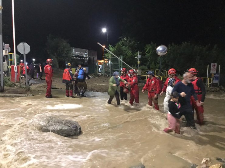 Rize'de Ağaran Şelalesi aşırı yağışla taştı, 36 kişi tahliye edildi