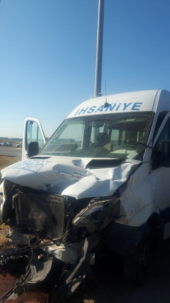 Yolcu minibüsü ile otomobil çarpıştı 17 kişi yaralandı