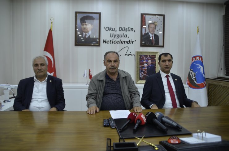 Ağrı'da 3 belediye başkanı, AK Parti'ye geçti