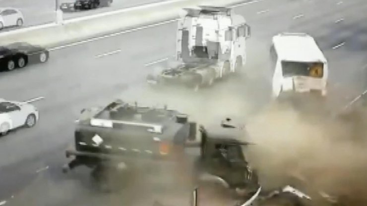 Rusya’da yakıt tankeri, yolcu otobüsüne çarptı; yaralılar var