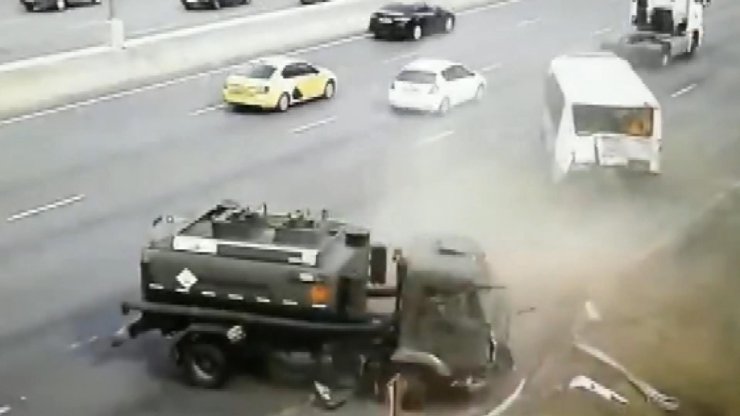 Rusya’da yakıt tankeri, yolcu otobüsüne çarptı; yaralılar var