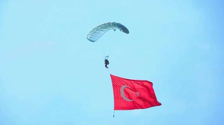 JÖAK paraşütçülerinden 15 Temmuz özel atlayışı