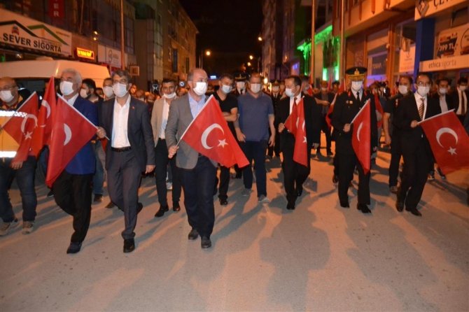 Bilecikliler o günkü gibi ellerindeki Türk bayraklarıyla Cumhuriyet Meydanını doldurdu