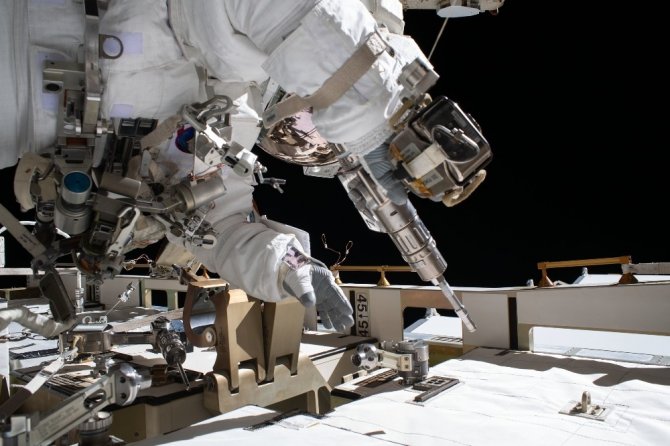 NASA’ya bağlı astronotlardan uzay yürüyüşü